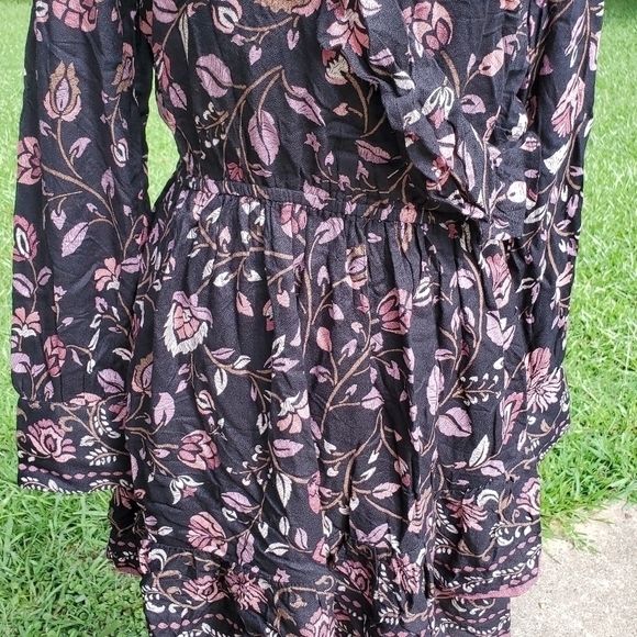 𝅺Floral black long sleeve ruffle dress American Rag - Picture 2 of 7